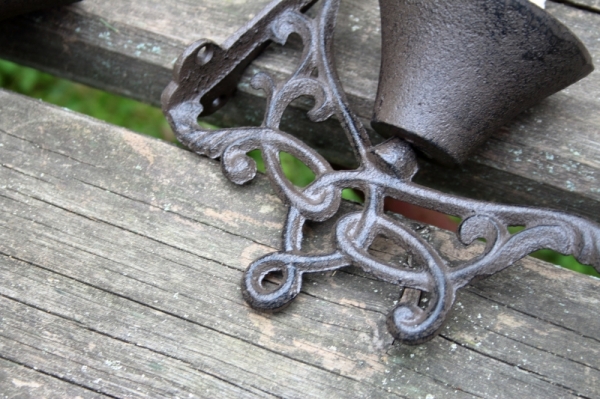 Zvonček liatinový s ornamentami