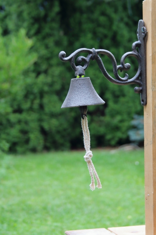 Zvonček liatinový s ornamentami