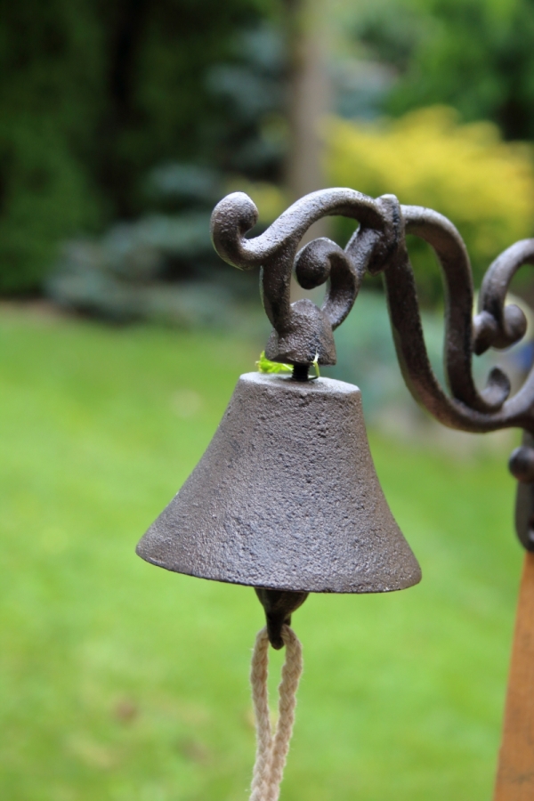 Zvonček liatinový s ornamentami