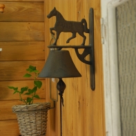 Zvonček stredný hnedý s koňom